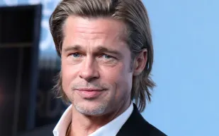 من هي الحسناء السمراء التي خطفت قلب براد بيت؟ (صور)