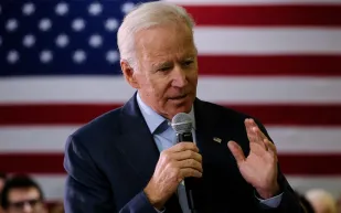 «لقاح العلكة» يعرّض الرئيس الأمريكي للسخرية (فيديو)