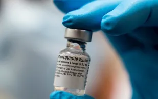 الحصول على لقاح كورونا شرط للدخول إلى مقر العمل