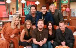 جلسة غناء «كاريوكي» لأبطال مسلسل Friends (فيديو)