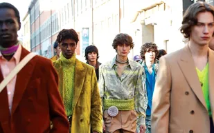 أغرب الأزياء الرجالية لربيع وصيف 2022 (فيديو)