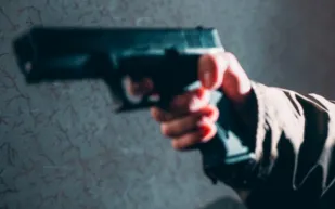 طفلان ينجوان بأعجوبة من طلقات نارية بين مجموعة متسلحين (فيديو)