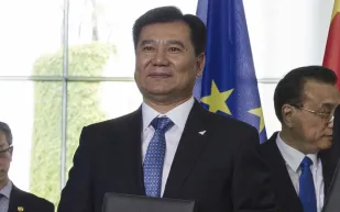 ملياردير صيني ساعد صديقه فخسر نصف ثروته