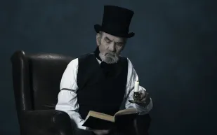 قصة حياة تشارلز ديكنز وقائمة أعماله