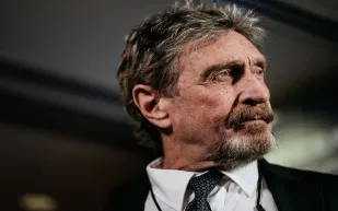 رسالة «جون مكافي» تكشف لغزاً عن وفاته في زنزانته