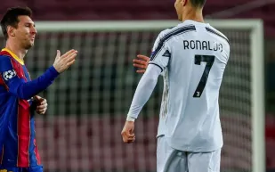 هل سنرى رونالدو وميسي بقميص برشلونة معاً؟ رئيس النادي يفجر المفاجأة