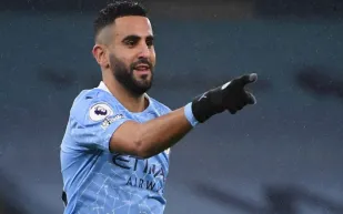 رياض محرز والشيف نصرت يحتسيان قهوة بالذهب الخالص (فيديو)