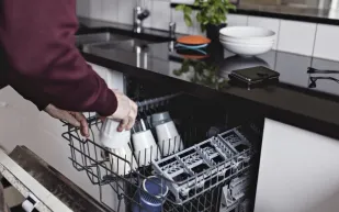 لماذا اختار مليونير العمل في غسيل الأطباق في فندق؟!