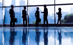 ماذا يستهدف سوق العمل بالمنطقة شهادة أم مهارة الموظف؟