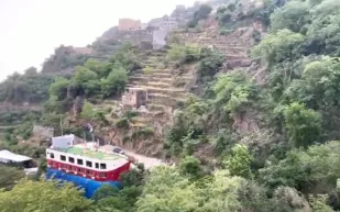 ماذا تفعل باخرة ضخمة أعلى جبال فيفاء بالسعودية؟ (فيديو)