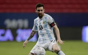 هدية صادمة لميسي في عيد ميلاده.. ما علاقتها برونالدو؟ (فيديو)