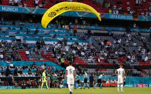 ما السر وراء اقتحام شاب لمباراة ألمانيا وفرنسا بالمظلة جواً؟ (فيديو) 