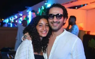 أحمد حلمي يغني ويرقص مع ابنته (فيديو) 