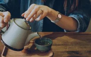 كوب شاي يدفع سعوديّاً لمقاضاة زوجته!