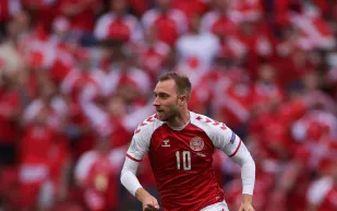 طبيب كريستيان إريكسن يكشف أولى كلمات اللاعب الدنماركي بعد الاستفاقة