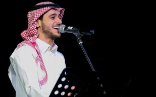 المغني عايض يوسف يسخر من زوجته الإعلامية هبة الحسين.. فما السبب؟ (فيديو)