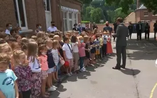  طفل يسأل ماكرون: هل أنت بخير بعد الصفعة؟ 