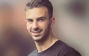 "الأب البطل" يدفع حياته ثمنا لإنقاذ ابنته من الغرق في بريطانيا