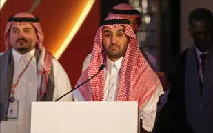 كيف دعم وزير الرياضة الأمير عبد العزيز الفيصل «الأخضر» في مباراته مع اليمن؟