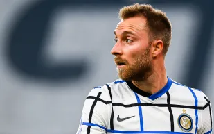 فيديو لحظة سقوط كريستيان إيركسين في مباراة فنلندا والدنمارك