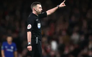 قرار تحكيمي يدفع مدرب فريق عربي للاحتجاج بأغرب طريقة ممكنة (فيديو)