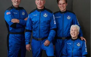 ماذا حدث داخل  كبسولة  «بيزوس» في رحلته الفضائية؟ (فيديو)