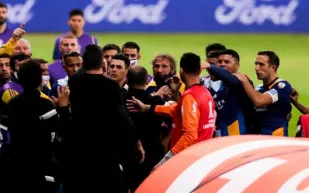 لاعبو «بوكا جونيورز» إلى السجن بعد مطاردة الحكم ! (فيديو)