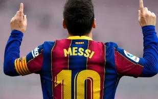 نجوم سبقوا ميسي وارتدوا قمصان "الوفاء" في أنديتهم