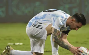 ميسي يهدر فرصة تسجيل ذهبية بشكل صادم! (فيديو)