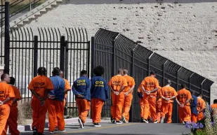 بعد سجنه 32 عاما بتهمة القتل أمريكي يستعد للزواج من شقيقة القتيل