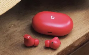 آبل تستخدم هاتف "Galaxy S21" للترويج لسماعة جديدة