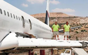 توأمان يحولان طائرة إلى مطعم وقاعة أفراح