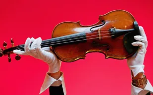 ألماني ينسى آلة كمان قيمتها 100 ألف يورو في قطار