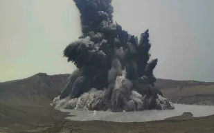 بركان في الفلبين ينفث غازاً ساماً 