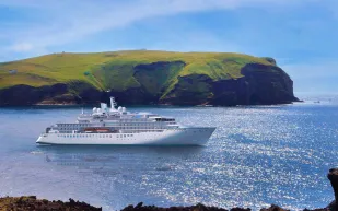 على متن سفينة "كريستال إنديافور" الفارهة.. رحلة مغلفة بالفخامة وأغلى المشتريات