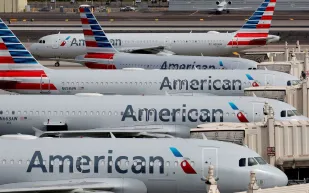 أول تعليق من الخطوط الجوية الأمريكية على تقييد مسافرة بشريط لاصق