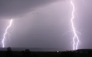 البرق يقتل 16 هندياً بسبب صور سيلفي !