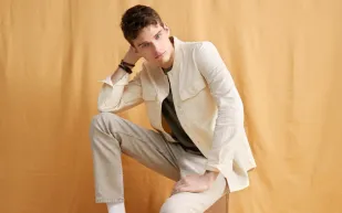 درجات البيج تطغى على مجموعة Celio للرجال هذا الصيف