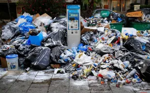 لمدة 10 سنوات أب يجمع أطنانًا من القمامة من أجل ابنه 