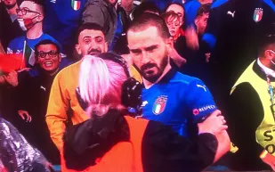 في أغرب لقطة منع لاعب من العودة للملعب بمباراة إيطاليا وإسبانيا (فيديو)