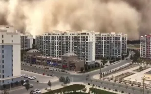 عاصفة رملية ارتفاعها 100 متر تبتلع مدينة صينية (فيديو)