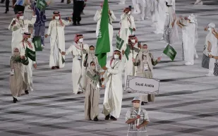 من هي ياسمين الدباغ حاملة علم السعودية في افتتاح أولمبياد طوكيو؟! (فيديو)