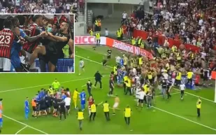 شاهد لحظة اقتحام الجماهير للملعب والتعدي على لاعبي مارسيليا  