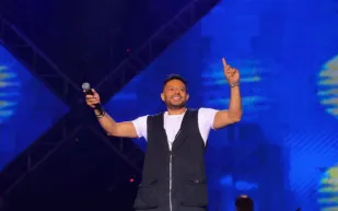 استوحِ إطلالتك القادمة من أناقة الفنان «محمد حماقي» (صور)