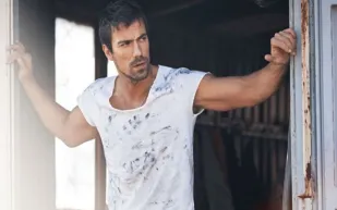 شاهد الممثل «​إبراهيم تشيليكول» خلال مشاركته في إخماد حرائق تركيا