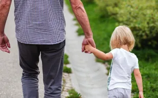 لماذا حذر الأطباء الرجال من الإنجاب بعد الخمسين؟