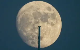 فقط في دبي.. القمر يلامس أعلى برج في العالم (فيديو) 