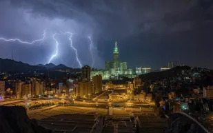 البرق يضرب برج الساعة بمكة المكرمة (فيديو)