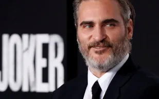 بطل الجوكر يصدم الجميع في أحدث ظهور له..وزن زائد وبطن مترهل! 