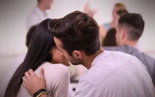 القبلات الصباحية بين الزوجين تطيل عمر الرجل لـ5 سنوات إضافية!